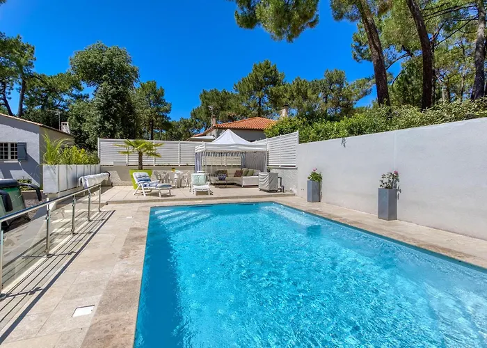 Сasa de vacaciones Charmante Maison Avec Piscine Saint-Georges-de-Didonne